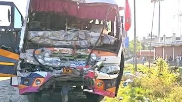 শিলিগুড়ি-জলপাইগুড়ি জাতীয় সড়কে ট্রাকে ধাক্কা মেরে গুরুতর জখম বাসচালক সহ ২০