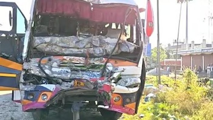 শিলিগুড়ি-জলপাইগুড়ি জাতীয় সড়কে ট্রাকে ধাক্কা মেরে গুরুতর জখম বাসচালক সহ ২০