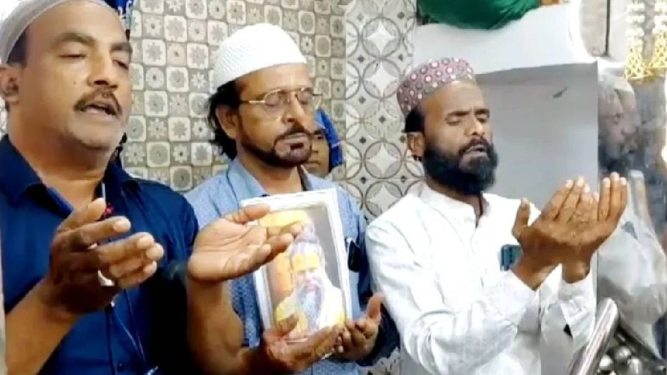 প্রেমানন্দ মহারাজের আরোগ্য কামনায় মুসলিমরাও, দরগার ছবি VIRAL প্রেমানন্দ মহারাজের আরোগ্য কামনায় মুসলিমরাও, দরগার ছবি VIRAL