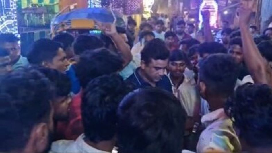 ফের তৃণমূলের গোষ্ঠী সংঘর্ষে রণক্ষেত্র, থমথমে মালদার হরিশ্চন্দ্রপুর এলাকা ফের তৃণমূলের গোষ্ঠী সংঘর্ষে রণক্ষেত্র, থমথমে মালদার হরিশ্চন্দ্রপুর এলাকা