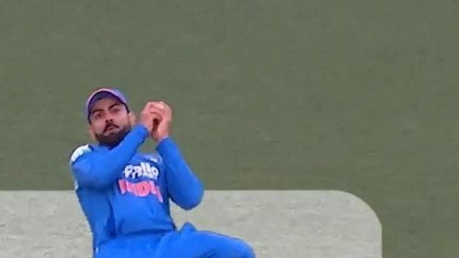 চিতার মতো ছোঁ মেরে ক্যাচ বিরাটের, টপকালেন পন্টিংকে, VIDEO  চিতার মতো ছোঁ মেরে ক্যাচ বিরাটের, টপকালেন পন্টিংকে, VIDEO