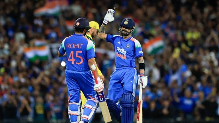 ভারতের রোহিত শর্মা (বামে) বিরাট কোহলির সাথে উদযাপন করছেন