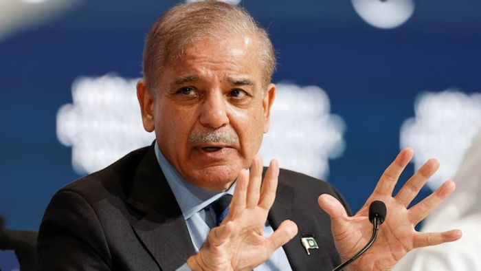 দারিদ্র্যের এক নতুন রেকর্ড! পাকিস্তানকে ঋণে ডুবিয়ে দিচ্ছেন প্রধানমন্ত্রী শাহবাজ