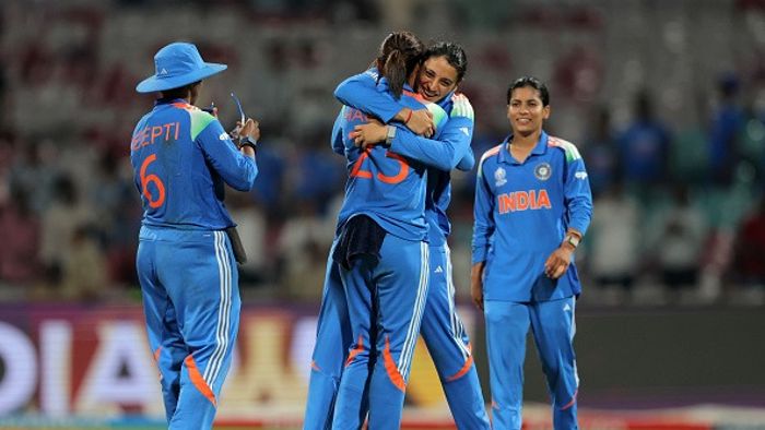 ডিওয়াই পাতিল স্টেডিয়ামে ভারত ও নিউজিল্যান্ডের মধ্যে আইসিসি মহিলা ক্রিকেট বিশ্বকাপ ২০২৫ ম্যাচে জয়ের পর ভারতের স্মৃতি মান্ধনা সতীর্থ হরমনপ্রীত কৌরের সাথে উদযাপন করছেন