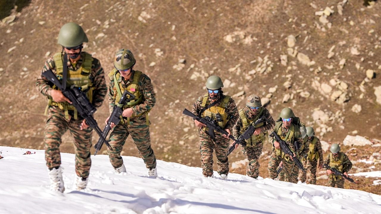 হঠাত্‍ সীমান্তের ওপার থেকে গুলি, LoC-তে যুদ্ধবিরতি ভাঙল পাকিস্তান, পাল্টা জবাব দিল ভারতও