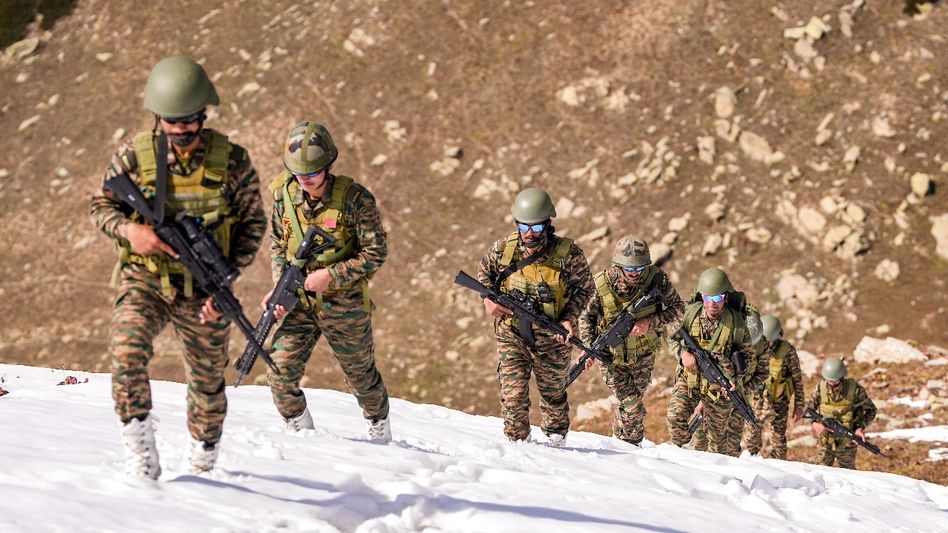 হঠাত্ সীমান্তের ওপার থেকে গুলি, LoC-তে যুদ্ধবিরতি ভাঙল পাকিস্তান, পাল্টা জবাব দিল ভারতও হঠাত্ সীমান্তের ওপার থেকে গুলি, LoC-তে যুদ্ধবিরতি ভাঙল পাকিস্তান, পাল্টা জবাব দিল ভারতও