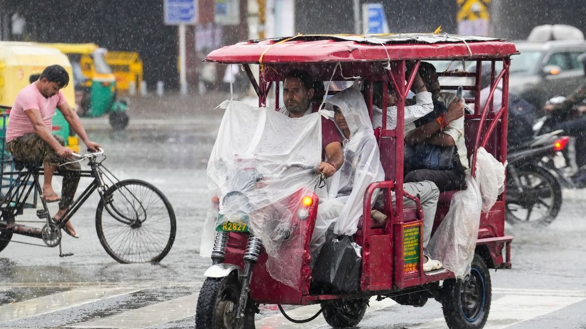 ১৩ জেলায় ঝড়-বৃষ্টির পূর্বাভাস, নিম্নচাপটি এখন কোথায়? স্পেশাল বুলেটিন