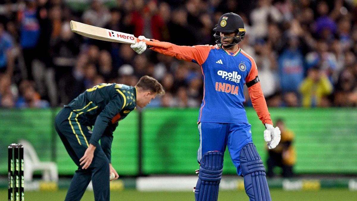 ধসে যাওয়া টিম ইন্ডিয়ার মান বাঁচালেন অভিষেক, অস্ট্রেলিয়ার সামনে কত রানের টার্গেট? ধসে যাওয়া টিম ইন্ডিয়ার মান বাঁচালেন অভিষেক, অস্ট্রেলিয়ার সামনে কত রানের টার্গেট?