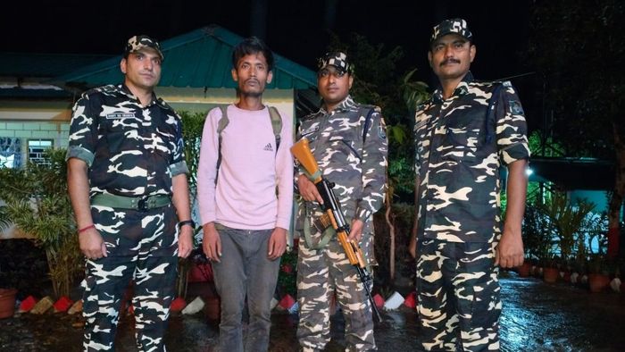 এসএসবি জওয়ানদের সঙ্গে গ্রেফতার বাংলাদেশি