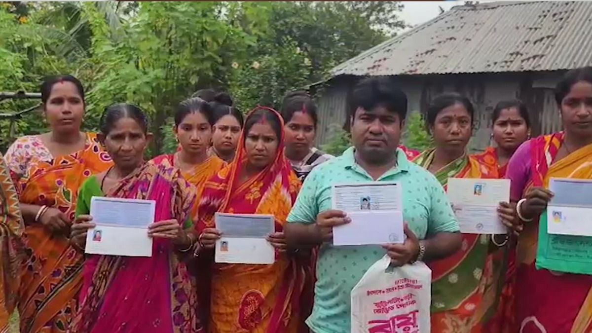 বীরভূমের ইলামবাজারে SIR আতঙ্ক, ব্যাঙ্ক থেকে টাকা তোলার হিড়িক