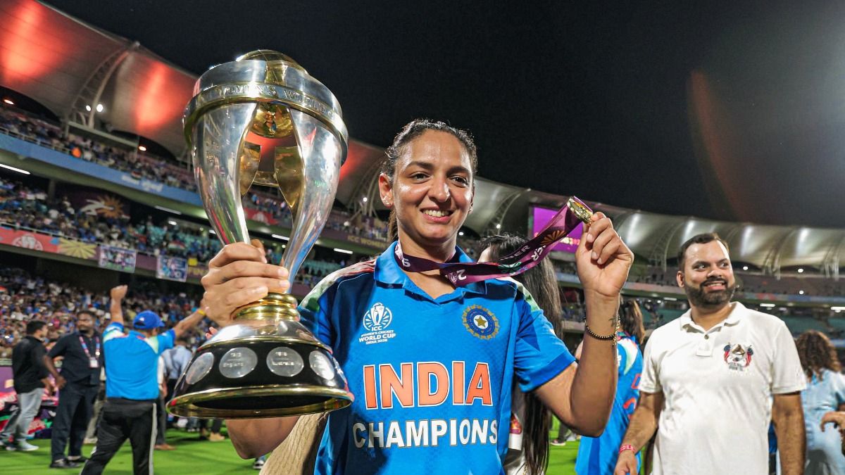 'ক্রিকেট সবার', ট্রফি বুকে জড়িয়ে বার্তা হরমনপ্রীতের, VIRAL