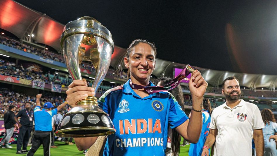 'ক্রিকেট সবার', ট্রফি বুকে জড়িয়ে বার্তা হরমনপ্রীতের, VIRAL 'ক্রিকেট সবার', ট্রফি বুকে জড়িয়ে বার্তা হরমনপ্রীতের, VIRAL