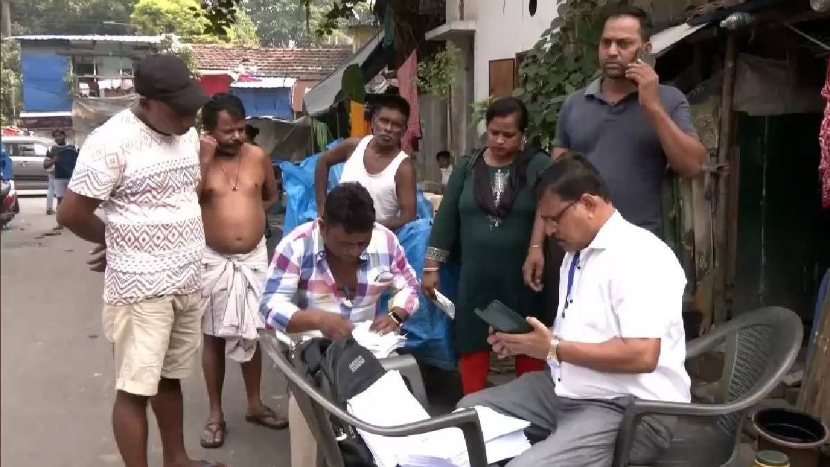 বাড়ি বাড়ি গিয়ে BLO-রা ৫ প্রশ্নের মুখে পড়ছেন, আগেভাগেই উত্তর জেনে রাখুন