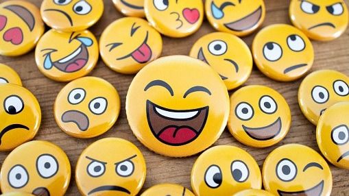 Jokes In Bengali:  চশমা পরলে ইংরেজি পড়া যাবে! এই JOKES দিল খুশ করে দেবে