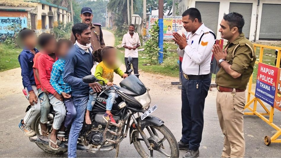 একটা বাইকে ৭ জন! ভাইরাল ছবি, হাতজোড় করল ট্রাফিক পুলিশ, কত ফাইন হল? একটা বাইকে ৭ জন! ভাইরাল ছবি, হাতজোড় করল ট্রাফিক পুলিশ, কত ফাইন হল?
