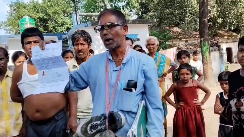 কোচবিহারে জুতোর মালা বিজেপির BLA-কে, বললেন,'মার খাওয়াল TMC নেতার ভাই BLO'