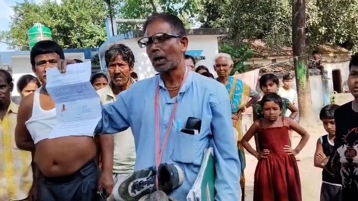 গলায় জুতোর মালা, কোচবিহারে SIR ফর্ম বিল করতে গিয়ে আক্রান্ত বিজেপির BLA