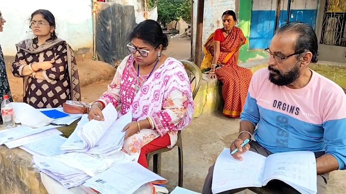 বাড়ি বাড়ি ঘুরে 'ক্লান্ত BLO', দুর্গাপুরে বাসস্ট্যান্ডে বসে ফর্ম বিলি করে বিতর্ক