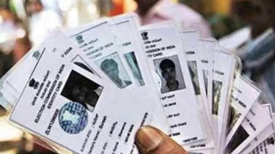 SIR আবহে BDO অফিসের পিছনে গুচ্ছ গুচ্ছ ভোটার কার্ড! কীভাবে এল? SIR আবহে BDO অফিসের পিছনে গুচ্ছ গুচ্ছ ভোটার কার্ড! কীভাবে এল?