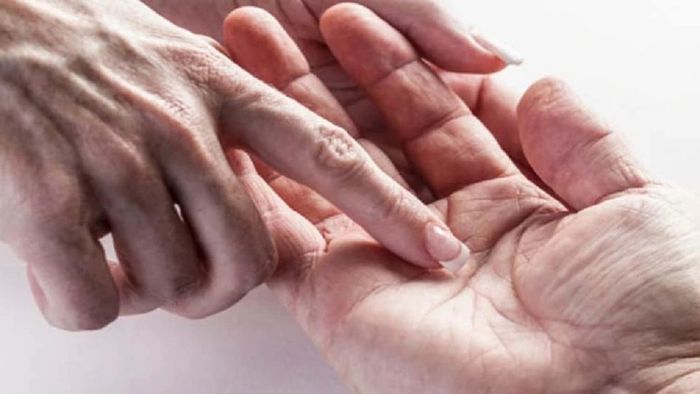 সকালে উঠে শরীরের এই জায়গায় দেখুন, জীবন বদলে যাবে