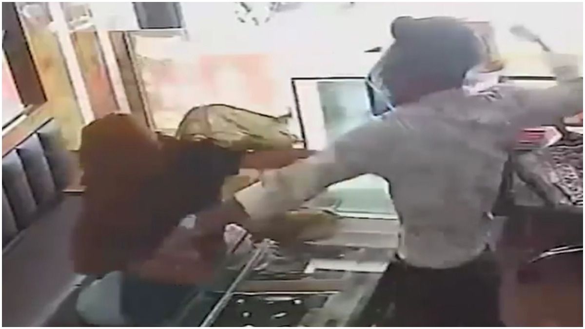 চোখে লঙ্কার গুঁড়ো ছিঁটিয়ে গয়না চুরির চেষ্টা, ২০ সেকেন্ডে ১৭ থাপ্পর খেলেন মহিলা, ভিডিও VIRAL