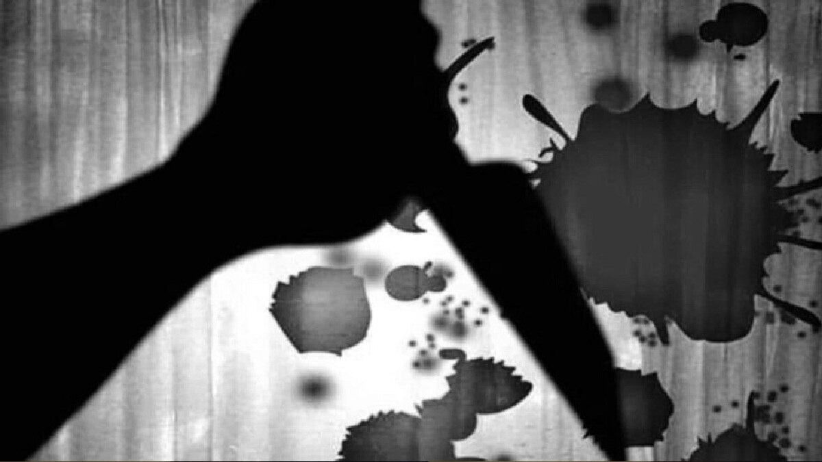 নিজের মা-বোনকে কুপিয়ে পড়শিকে ধারালো অস্ত্রের কোপ মালবাজারে