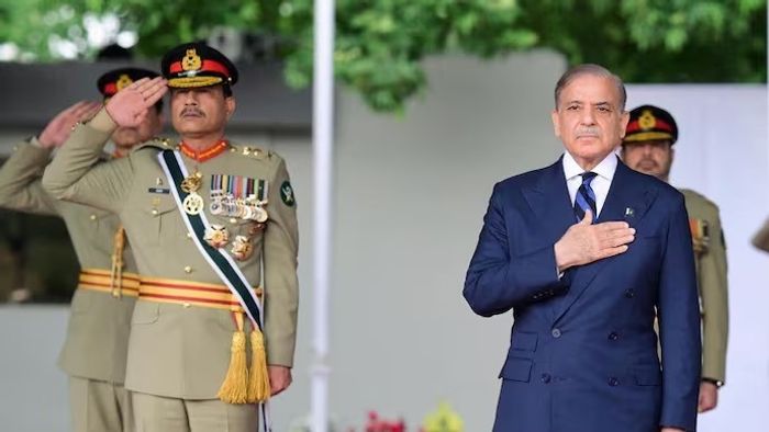 asim munir, Mian Muhammad Shehbaz Sharif