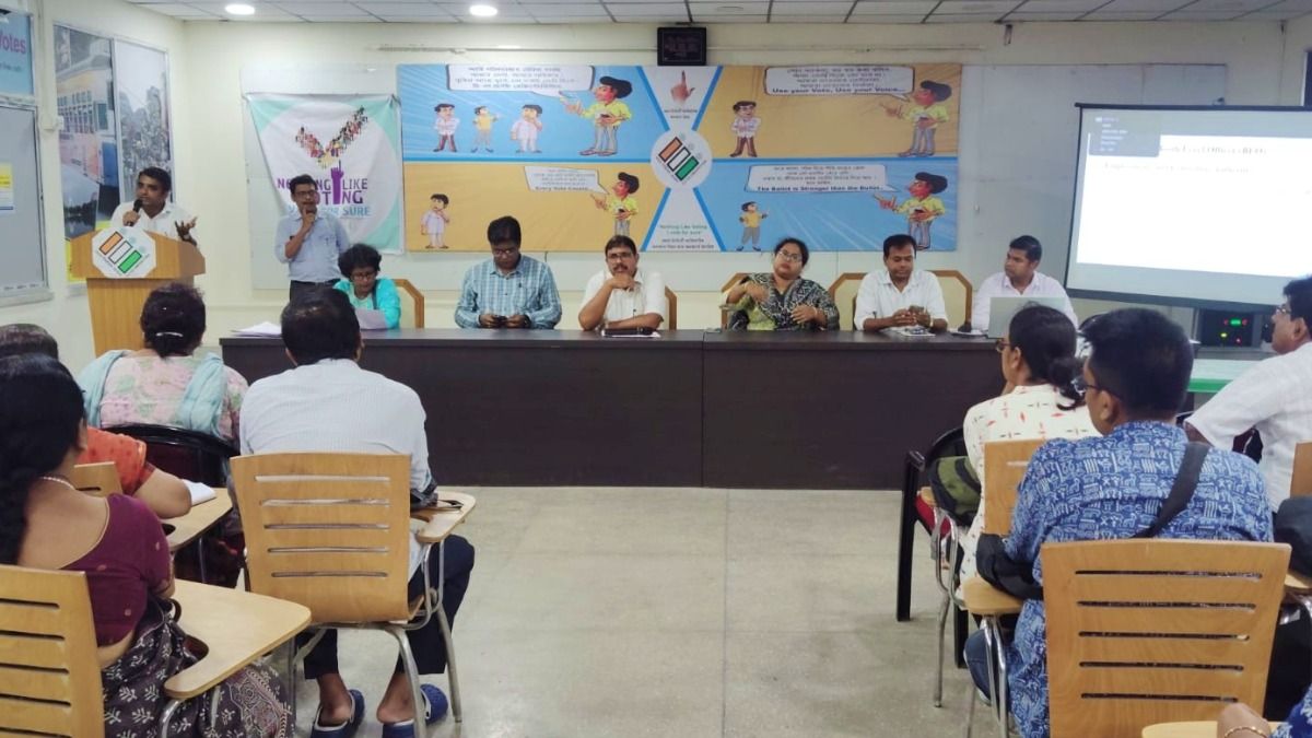 পাড়ার ক্লাবে, চায়ের দোকানে বসেই ফর্ম বিলি করছেন বহু BLO, কড়া অ্যাকশন নিল কমিশন 