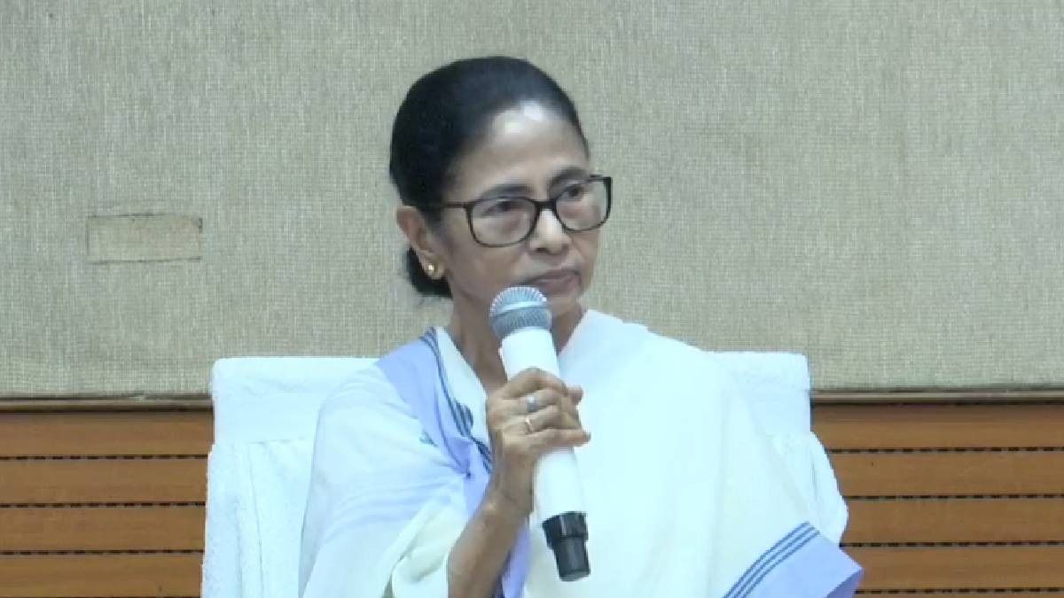 'ট্রেন জলে ডুবে যাচ্ছিল, আমি বললাম দড়ি জোগাড় করে...' মমতার মুখে সেই 'ম্যানমেড বন্যা'