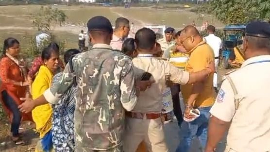 মুখ্যমন্ত্রীকে ‘বিক্ষোভ’ দেখানোর চেষ্টা, শিলিগুড়িতে গ্রেফতার ১০ ভূমিহারা