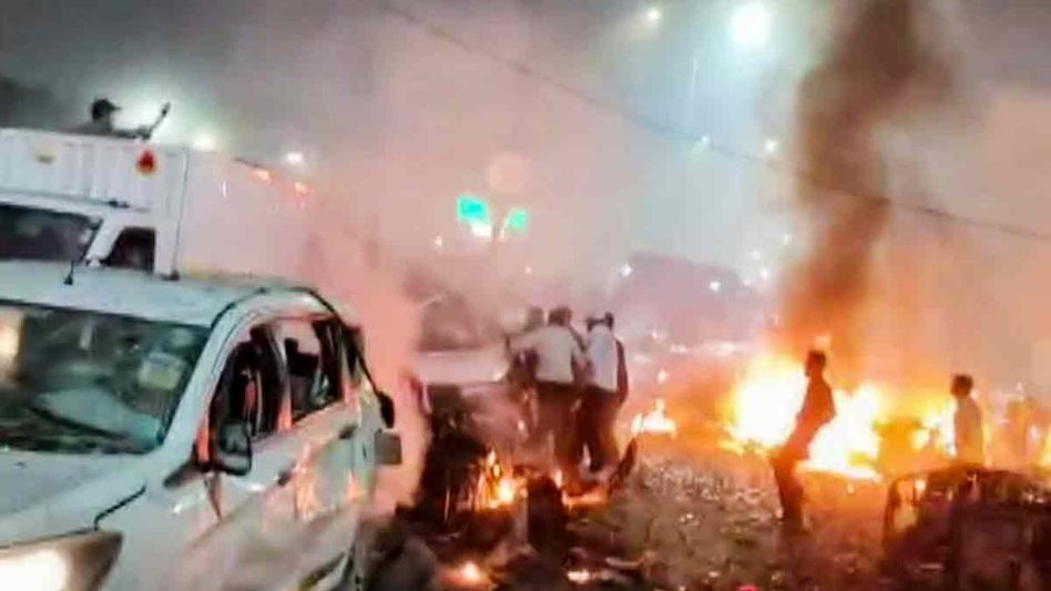 হুন্ডাই i20 গাড়িতে বিস্ফোরণ, লালকেল্লা ব্লাস্টের পিছনে কি জঙ্গি মদত? হুন্ডাই i20 গাড়িতে বিস্ফোরণ, লালকেল্লা ব্লাস্টের পিছনে কি জঙ্গি মদত?