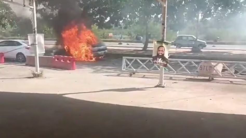 পাকিস্তানে কোর্টের বাইরে বিরাট বিস্ফোরণে উড়ে গেল গাড়ি, ১২ জনের মৃত্যু