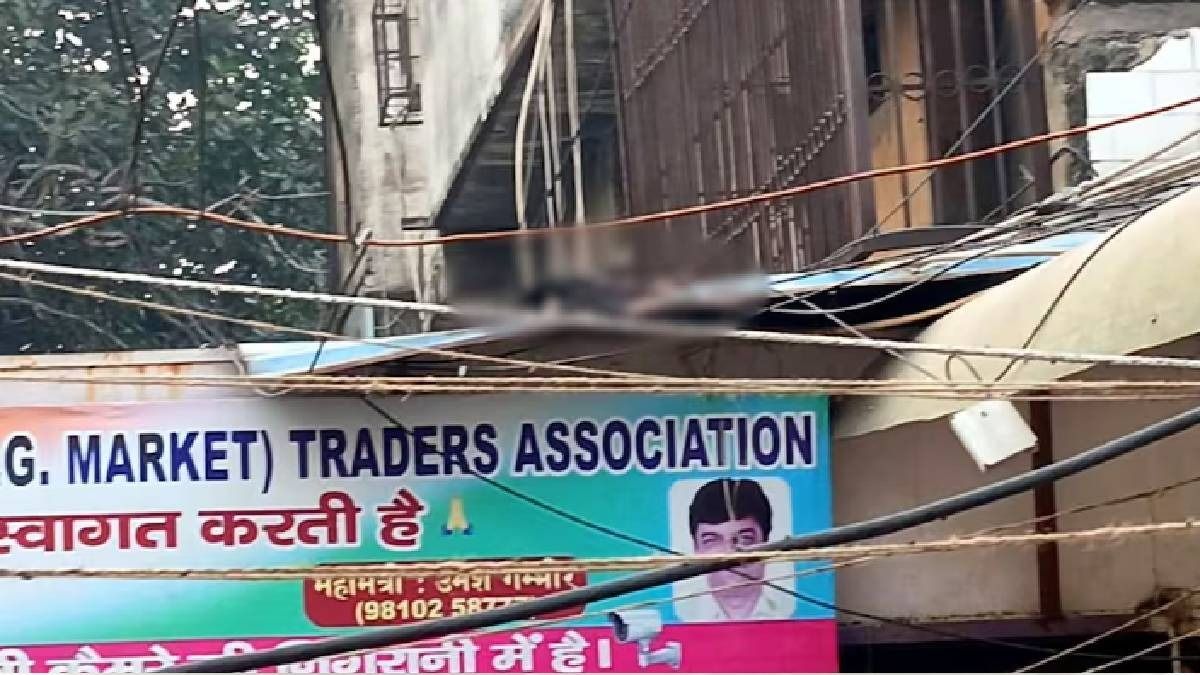 দিল্লি বিস্ফোরণ কত শক্তিশালী! ৩০০ মিটার দূরে দোকানের শেডে মিলল কাটা হাত, দেখুন