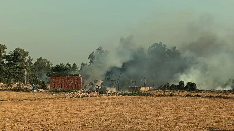 দিল্লি বিস্ফোরণের আবহেই UP-তে কাঁপল বাজি কারখানা, মৃত ২, আহত একাধিক দিল্লি বিস্ফোরণের আবহেই UP-তে কাঁপল বাজি কারখানা, মৃত ২, আহত একাধিক
