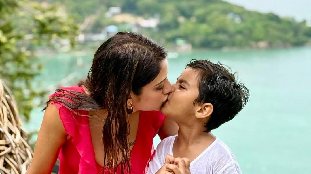 ছেলে ঈশানের ঠোঁটে ঠোঁট নুসরতের! 'বেহায়াপনা' বলে ধেয়ে এল কটাক্ষ 