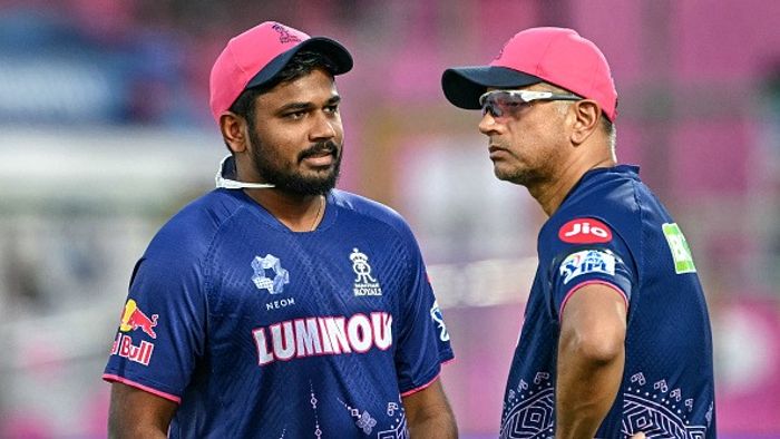 রাজস্থান রয়্যালসের সঞ্জু স্যামসন (বামে) ইন্ডিয়ান প্রিমিয়ার লিগ (আইপিএল) রাজস্থান রয়্যালস এবং গুজরাট টাইটান্সের মধ্যে টি-টোয়েন্টি ক্রিকেট ম্যাচ শুরুর আগে দলের প্রধান কোচ রাহুল দ্রাবিড়ের সাথে কথা বলছেন