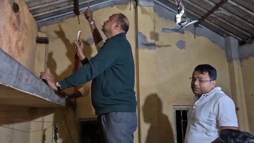 বাড়িতে বারুদ মজুদ করছিলেন, গভীর রাতে তীব্র বিস্ফোরণ রহড়ায়, চাঞ্চল্য 