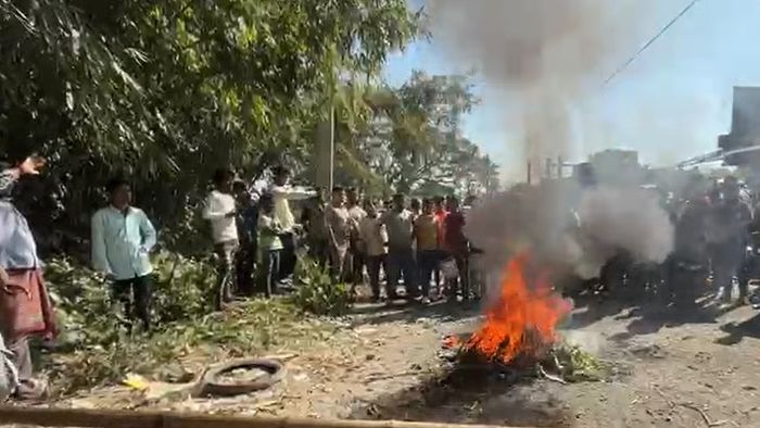 বেহাল রাস্তার দাবিতে উত্তাল ইসলামপুর, জ্বলল টায়ার; পথ অবরোধ