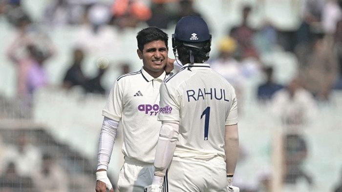 ১৫ নভেম্বর, ২০২৫ তারিখে কলকাতার ইডেন গার্ডেনে ভারত ও দক্ষিণ আফ্রিকার মধ্যে প্রথম টেস্ট ক্রিকেট ম্যাচের দ্বিতীয় দিনে আহত হওয়ার পর ভারতের অধিনায়ক শুভমান গিল (বামে) প্রতিক্রিয়া জানাচ্ছেন।