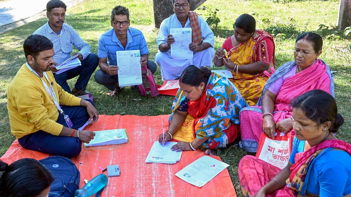 বাংলায় SIR প্রক্রিয়ায় কোনও ভুল হলে তার দায় BLO-দের, কড়া বার্তা দিয়ে দিল কমিশন