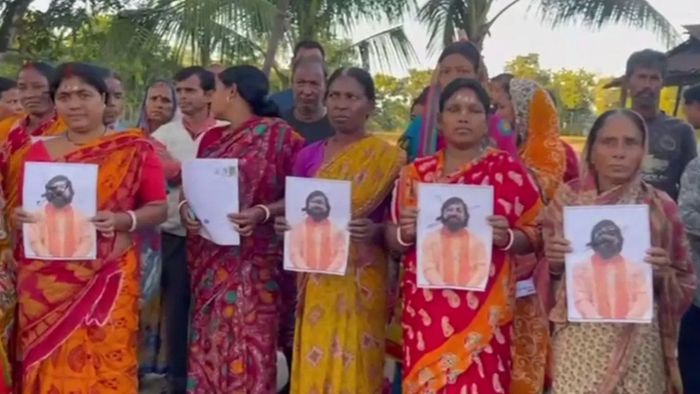 প্রাক্তন মন্ত্রী নিশীথ প্রামাণিকের ছবিতে কালি মাখিয়ে SIR ফর্ম জমা দিনহাটা মহিলাদের