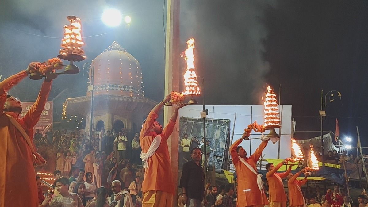 ঘড়ির কাঁটার মতো বাঁ থেকে ডান দিকে ঘুরিয়ে কেন করা হয় আরতি? বিশেষ কারণটা জানুন