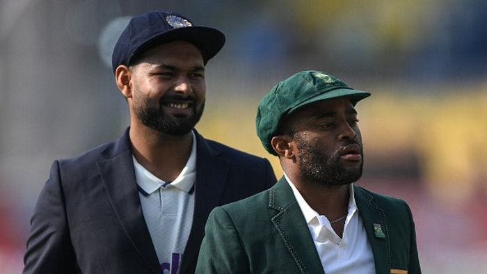 বারসাপাড়া ক্রিকেট স্টেডিয়ামে ভারত ও দক্ষিণ আফ্রিকার মধ্যে দ্বিতীয় টেস্ট ক্রিকেট ম্যাচ শুরুর আগে টসের পর ঋষভ পন্ত (বামে) এবং তার দক্ষিণ আফ্রিকার প্রতিপক্ষ টেম্বা বাভুমা দেখছেন