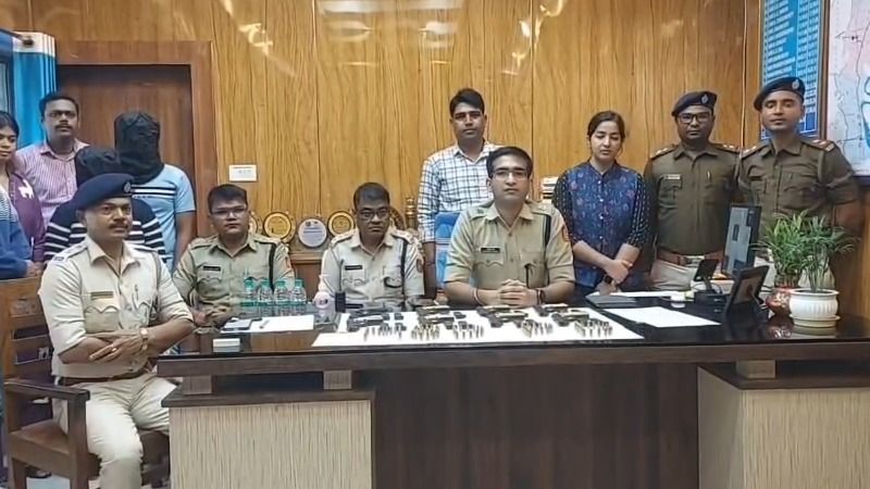 অস্ত্র-কার্তুজ সহ ধৃত ২ মূর্শিদাবাদে