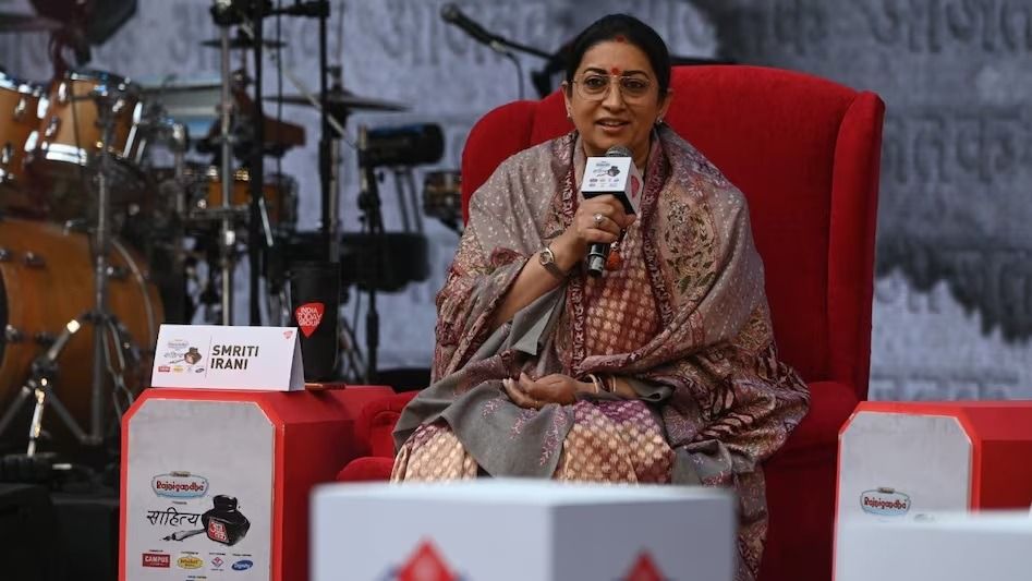 'অনেকে আজও শুধু মহিলাকে দেখেন, তাঁর অবস্থান নয়', নারী বৈষম্য নিয়ে সাহিত্য আজতকে স্মৃতি ইরানি 