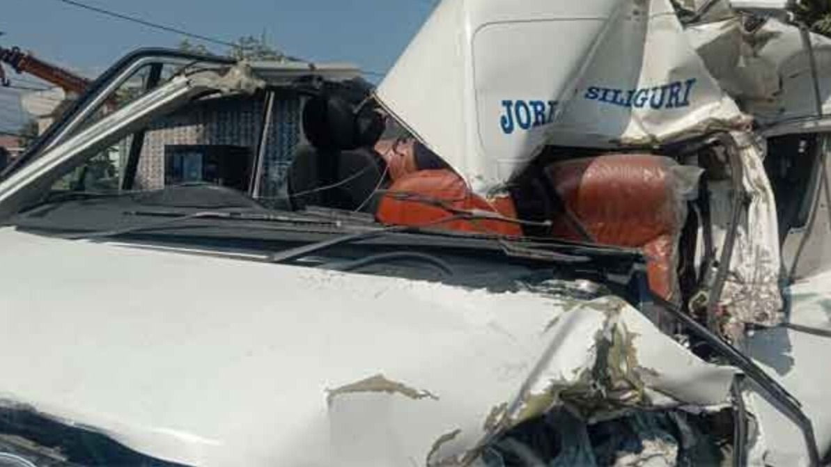 শিলিগুড়ি থেকে সিকিম ফেরার পথে যাত্রীবাহি গাড়ির সঙ্গে ট্রাকের সংঘর্ষ, মৃত ৩