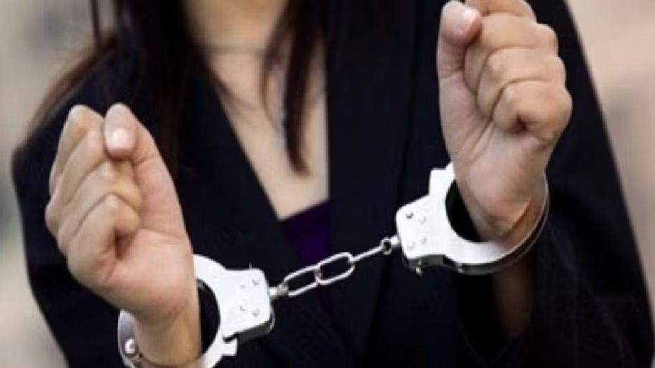 টিকিট বিক্রির প্রায় ২কোটি টাকা জমা না দিয়ে ব্যবসায় লাগিয়ে গ্রেফতার রেলকর্মীর স্ত্রী টিকিট বিক্রির প্রায় ২কোটি টাকা জমা না দিয়ে ব্যবসায় লাগিয়ে গ্রেফতার রেলকর্মীর স্ত্রী