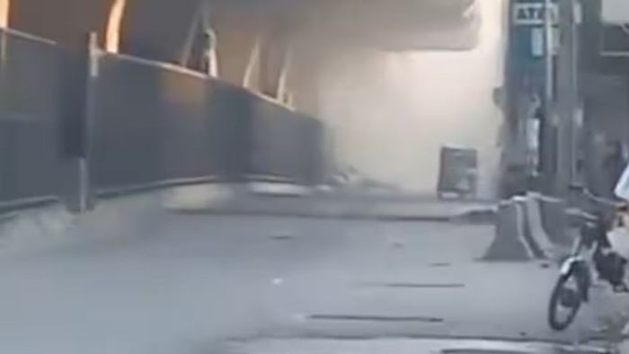 পরপর দু’টি বিস্ফোরণে রীতিমতো কেঁপে ওঠে গোটা এলাকা।