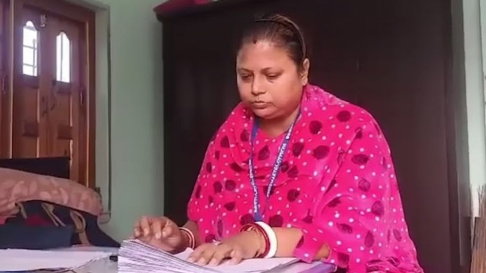 SIR-এর কাজের চাপে ভেঙে পড়লেন BLO, কাঁদতে কাঁদতে বললেন, 'জীবন শেষ করে দিতে ইচ্ছে করছে' SIR-এর কাজের চাপে ভেঙে পড়লেন BLO, কাঁদতে কাঁদতে বললেন, 'জীবন শেষ করে দিতে ইচ্ছে করছে'