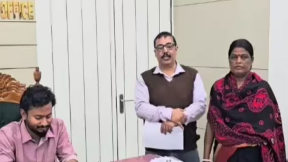 আসানসোলের বিএলওকে সম্মানিত করল প্রশাসন।-ফাইল ছবি